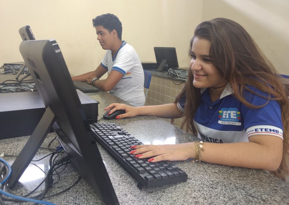Alunos de escola estadual em Pernambuco respondem às questões das provas em computador (Foto: Pedro Alves/G1)