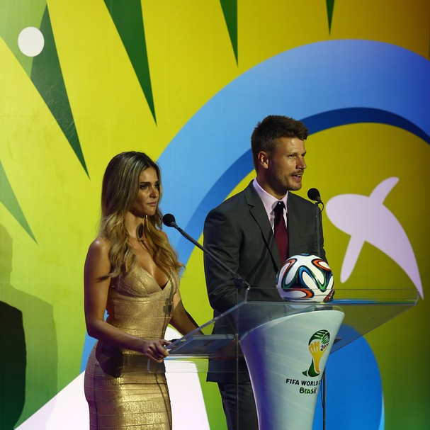 Rodrigo Hilbert e Fernanda Lima em sorteio de chaves da Copa do Mundo 2014 (Foto: Getty Images)