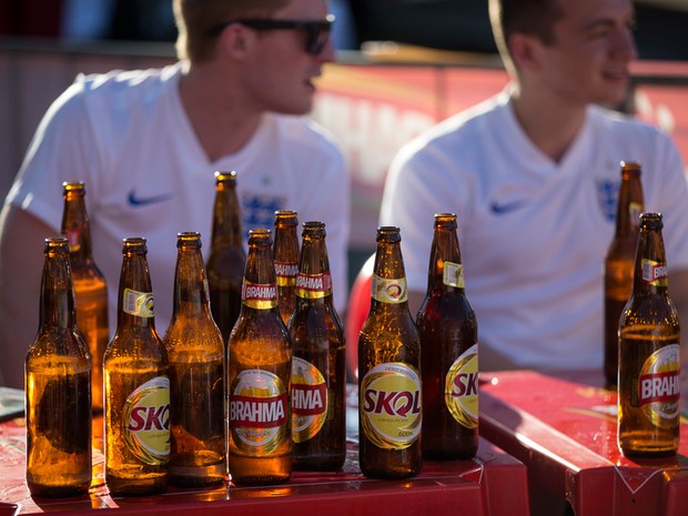 Torcedores da Inglaterra bebem em Manaus enquanto assistem à partida entre Uruguai e Costa Rica (Foto: Getty Images)