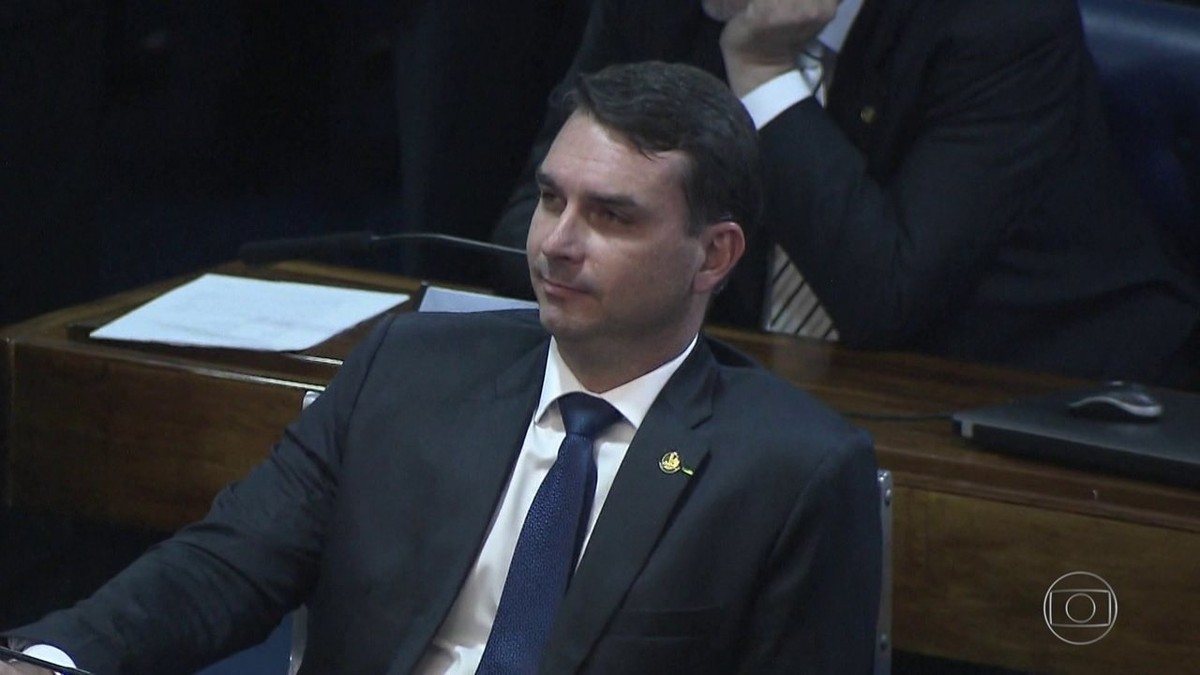 Denúncia contra Flávio Bolsonaro aponta que miliciano Adriano era parte do esquema de 'rachadinha'