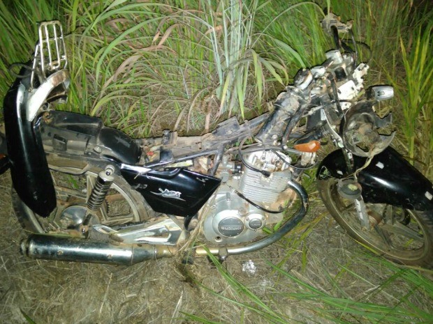 Motocicleta foi atingida por carro em alta velocidade na Estrada da Guia. (Foto: Deletran/Polícia Civil)
