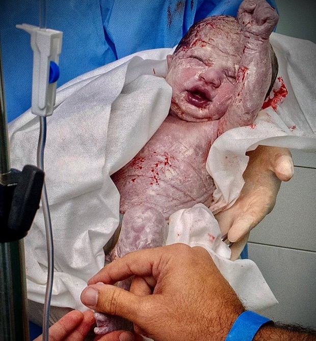 Filho de Isabela e Everson veio após uma reversão de vasectomia (Foto: @paulagalvaofotos)