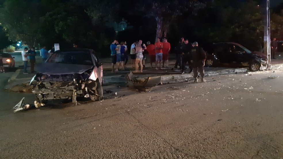 Carro utilizado pelos criminosos atingiu outros dois em cruzamento no Capim Macio â€” Foto: SÃ©rgio Henrique Santos/Inter TV Cabugi