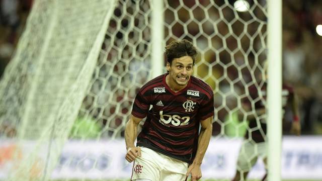 Rodrigo Caio comemora o gol do Flamengo