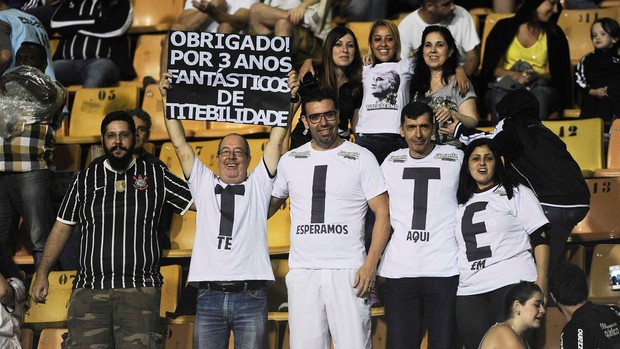 torcida homenagem Tite Corinthians x Internacional (Foto: Marcos Ribolli / Globoesporte.com)