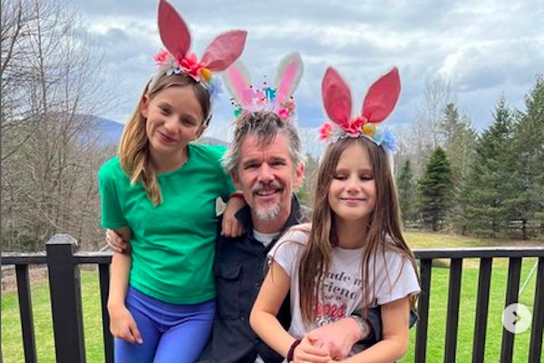 O ator Ethan Hawke com as duas filhas caçulas (Foto: Instagram)