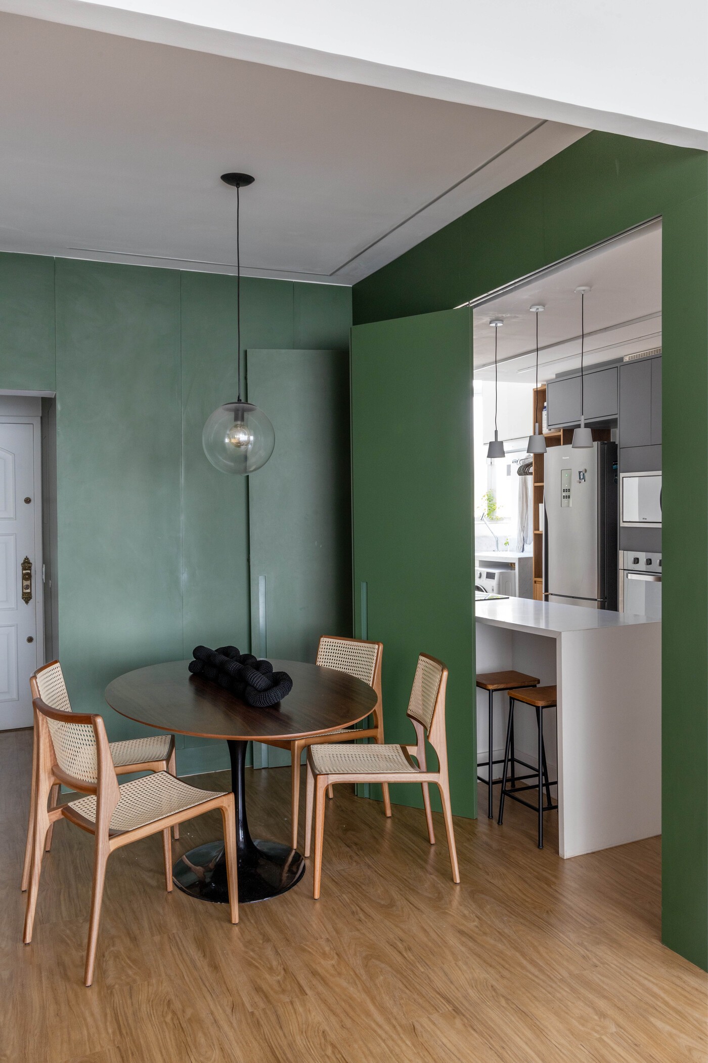 Décor do dia: living integrado tem balanço, painel verde e decoração jovial (Foto: André Nazareth)