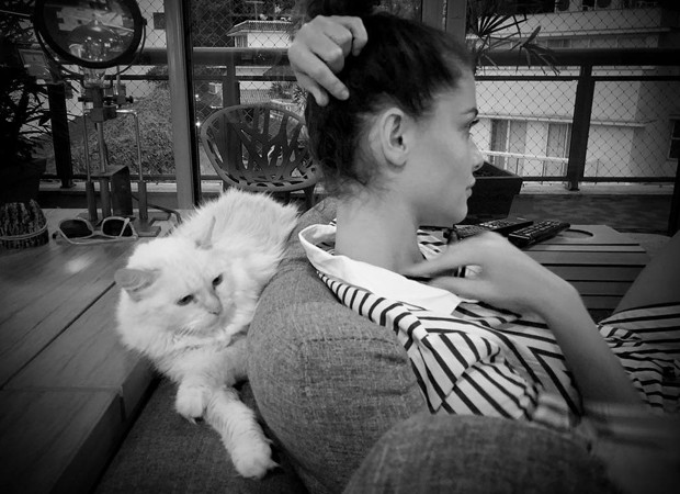 Alinne Moraes com a gata de estimação (Foto: Reprodução/Instagram)