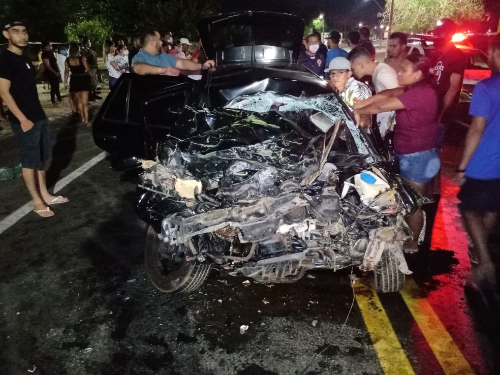 Casal sofre fraturas e fica preso às ferragens após carro bater de frente com ônibus na BR-343 em Campo Maior, no Piauí — Foto: Divulgação/PMPI