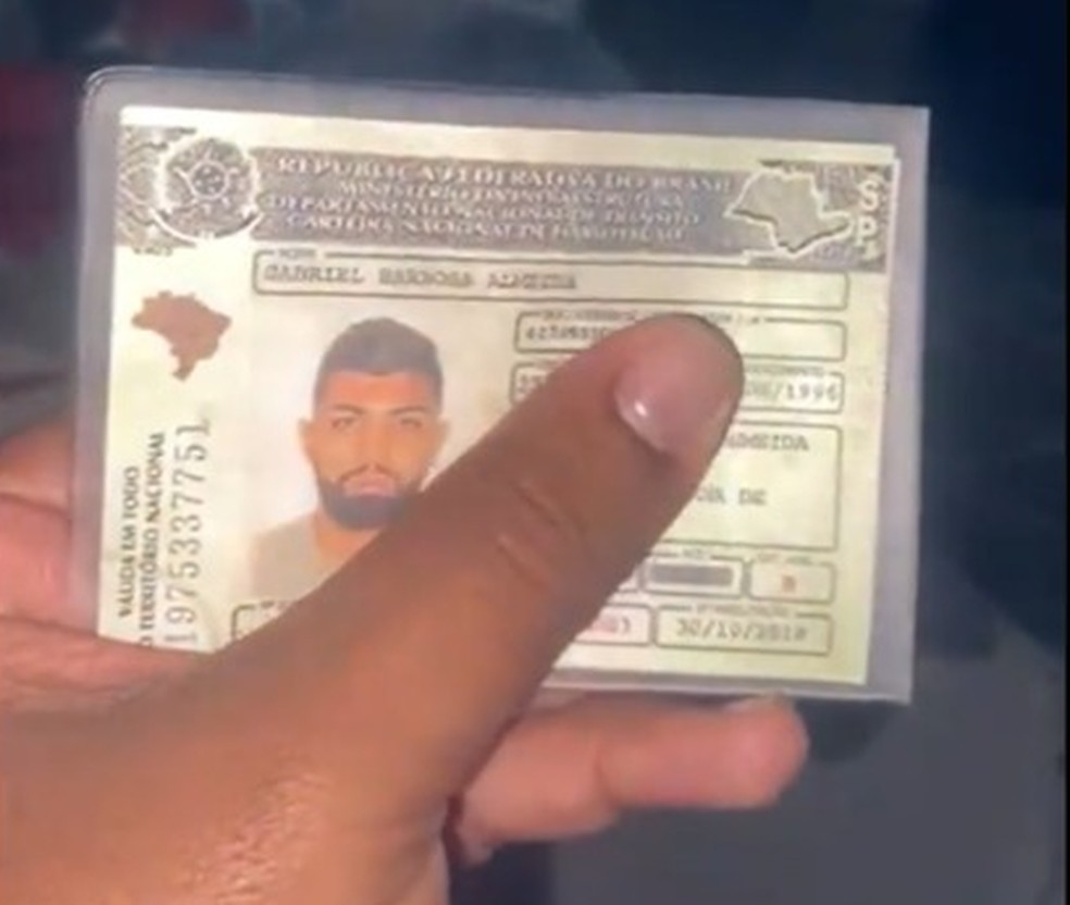 CNH de Gabigol foi encontrada por passageiro no aeroporto de Salvador — Foto:  Reprodução / Redes Sociais