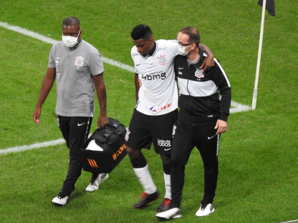 Jemerson, do Corinthians, sai de campo lesionado contra o Sport — Foto: Bruno Cassucci