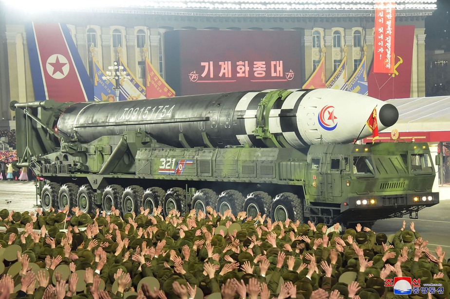 Míssil balístico intercontinental da Coreia do Norte exibido em desfile militar, em 8 de fevereiro de 2023, pelos 75 anos da fundação das Forças Armadas do país