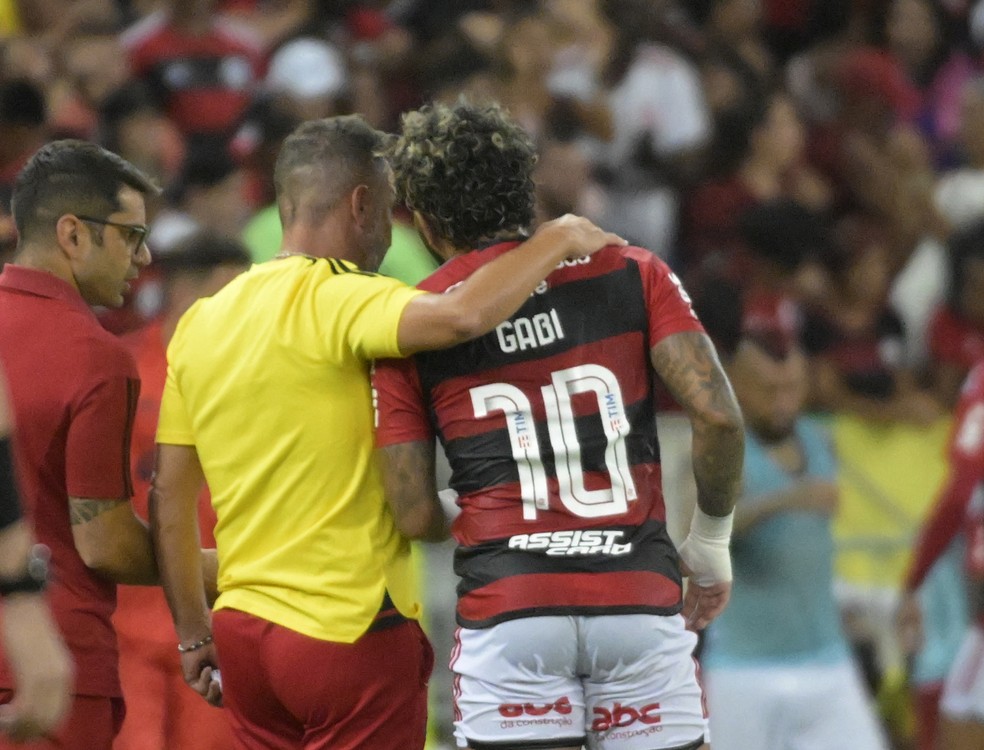 Gabigol e V&iacute;tor Pereira em Flamengo x Vasco &mdash; Foto: Andr&eacute; Dur&atilde;o