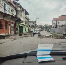 Do carro o Major Bonin fotografou outra rua bloqueada — Foto: Reprodução