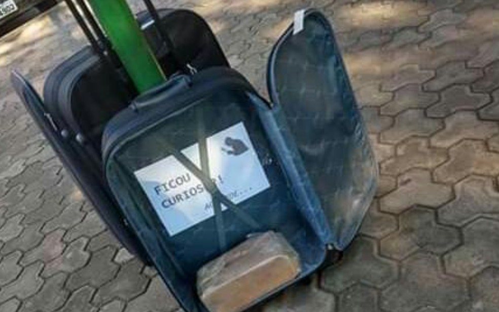 Recado dentro de mala em Pires do Rio, Goiás — Foto: Sérgio Vaz/Arquivo pessoal