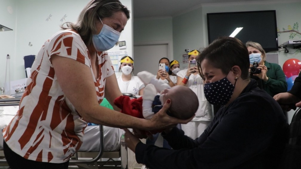 Mãe vê filho recém-nascido pela 1ª vez em Presidente Prudente — Foto: Santa Casa de Presidente Prudente 