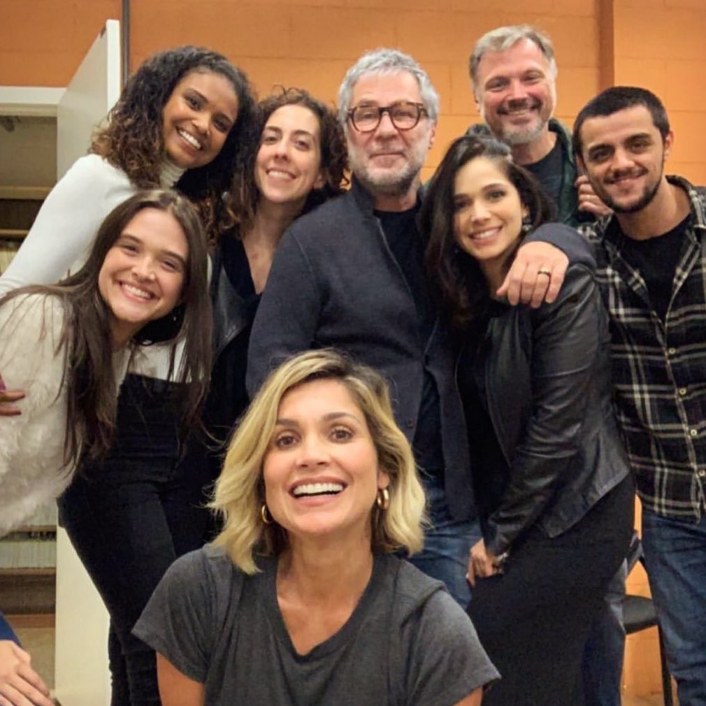 Juliana Paiva (agachada, à esquerda) posa com atores da novela Salve-se Quem Puder (Foto: Reprodução/Instagram)