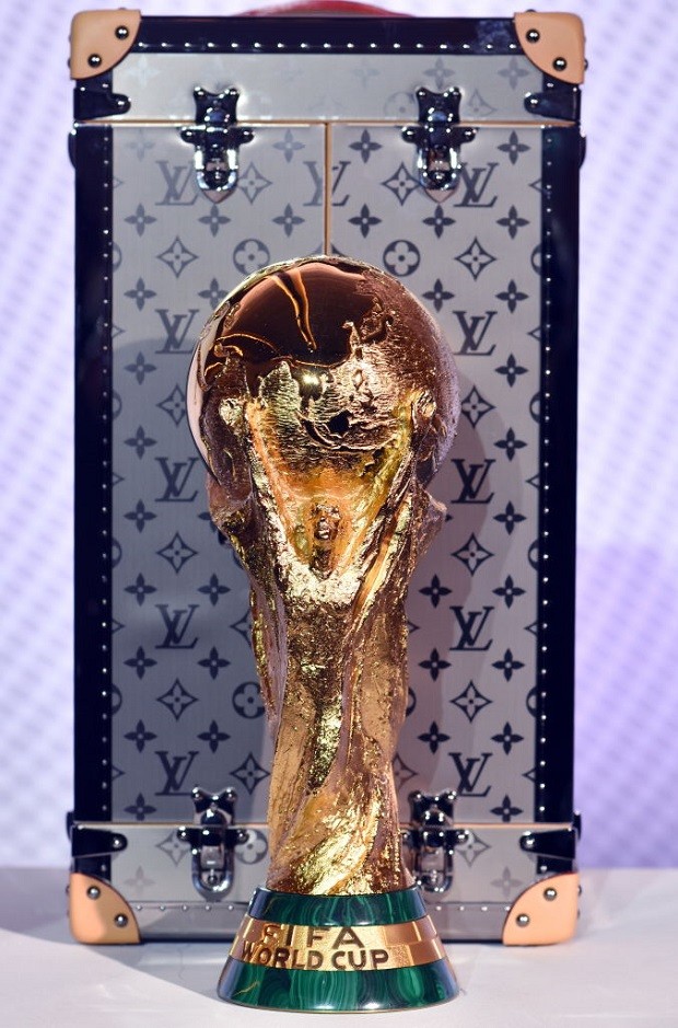 Taça da Copa do Mundo será transportada em uma mala da marca Louis Vuitton (Foto: Dominique Boutin\TASS via Getty Images)