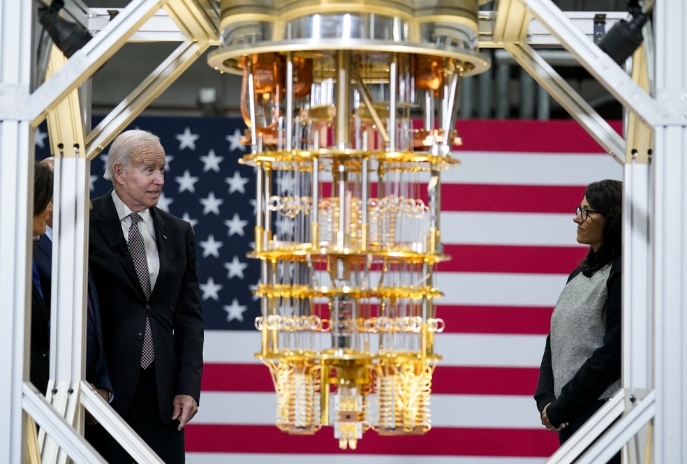 Presidente Joe Biden durante visita à seda da IBM em Poughkeepsie, nos EUA, nesta quinta-feira (6). — Foto: Andrew Harnik/AP