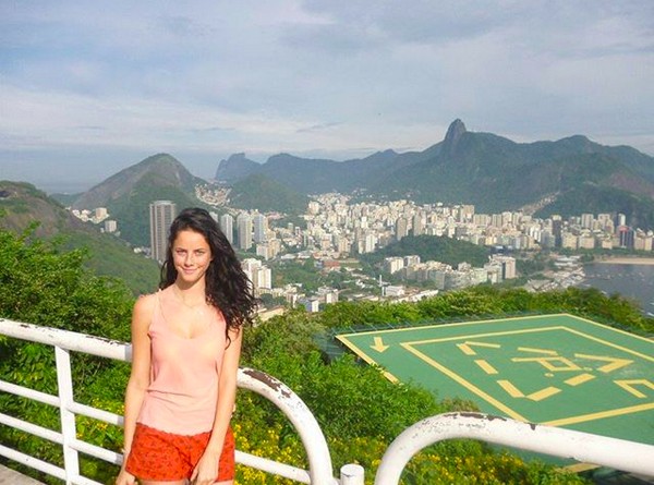 A atriz Kaya Scodelario em foto antiga no Rio de Janeiro (Foto: Instagram)