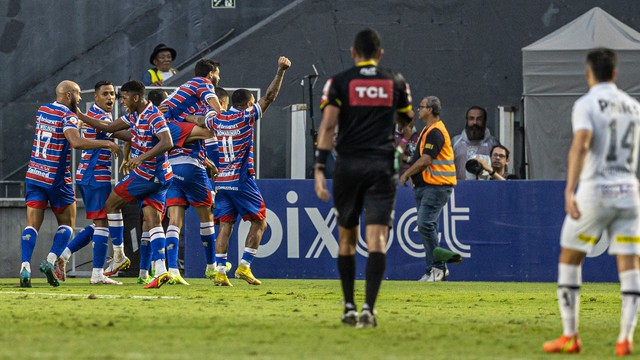 Jogadores do Fortaleza comemoram o gol no jogo contra o Santos pelo Brasileirão 2022