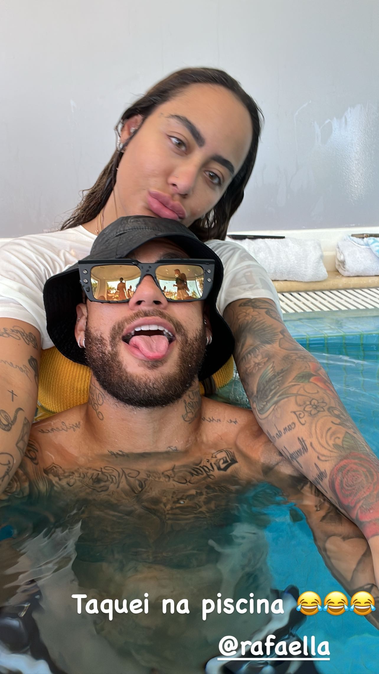 Neymar e Rafaella curtem piscina (Foto: Reprodução/Instagram)