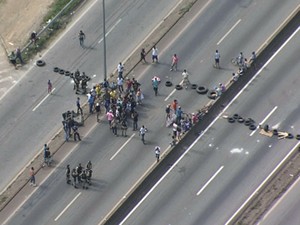Manifestantes fecham a BR-381, em Betim (Foto: Reprodução/TV Globo)