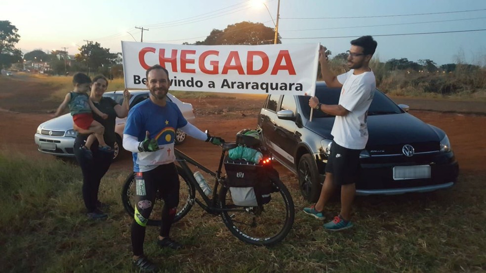 ClÃ¡udio Kennedy QueirÃ³z foi recebido por parentes em Araraquara (SP) apÃ³s pedalar 2,9 mil km. (Foto: Arquivo pessoal)