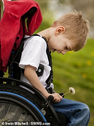 Hoje com 11 anos, menino tem dificuldades de aprendizagem e depende de cadeira de rodas para se locomover (Foto: Reprodução/Daily Mail/Irwin Mitchell/SWNS.com)