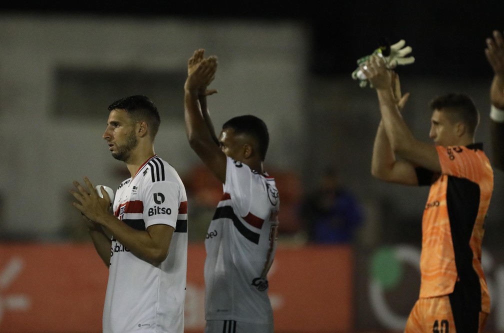 Jogadores do São Paulo aplaudem os torcedores em Campina Grande — Foto: Rubens Chiri / saopaulofc.net