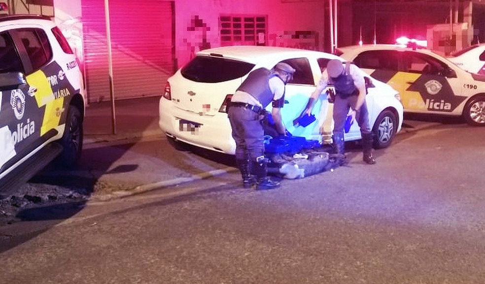 Tabletes de maconha estavam escondidos no tanque de combustível do carro — Foto: Polícia Rodoviária