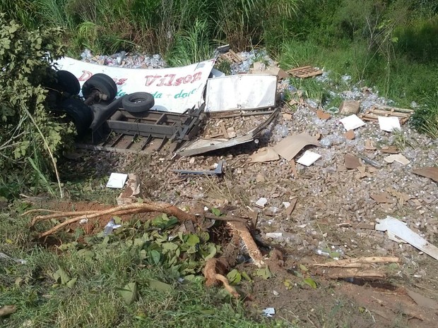 Caminhão tomba e mata motorista na BR-146, perto de Bandeira do Sul (MG) (Foto: Polícia Rodoviária Federal)