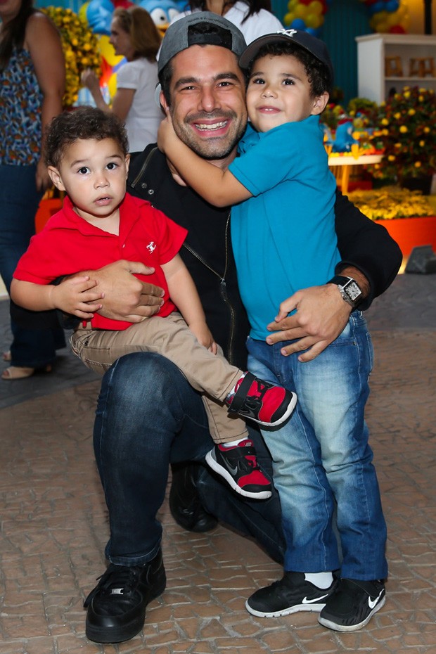 Marcus Buaiz, marido de Wanessa, com os filhos João Francisco e José Marcus (Foto: Manuela Scarpa/Brazil News)