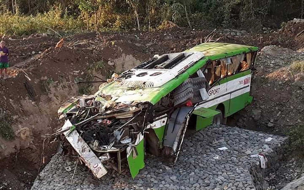 Ônibus caiu em um barranco na cidade de Sablayan, a 250 km de Manila, capital das Filipinas (Foto: PDRRMO / Mindoro Occidental / via AP Photo)