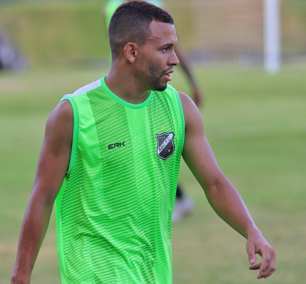 Abner durante treino do ABC — Foto: Luciano Marcos/ABC