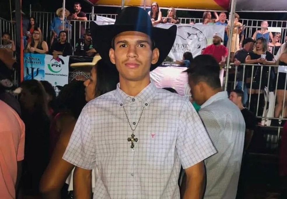 José Neto Farias da Silva, de 21 anos, morreu após ser pisoteado por boi durante treino no AC — Foto: Arquivo pessoal
