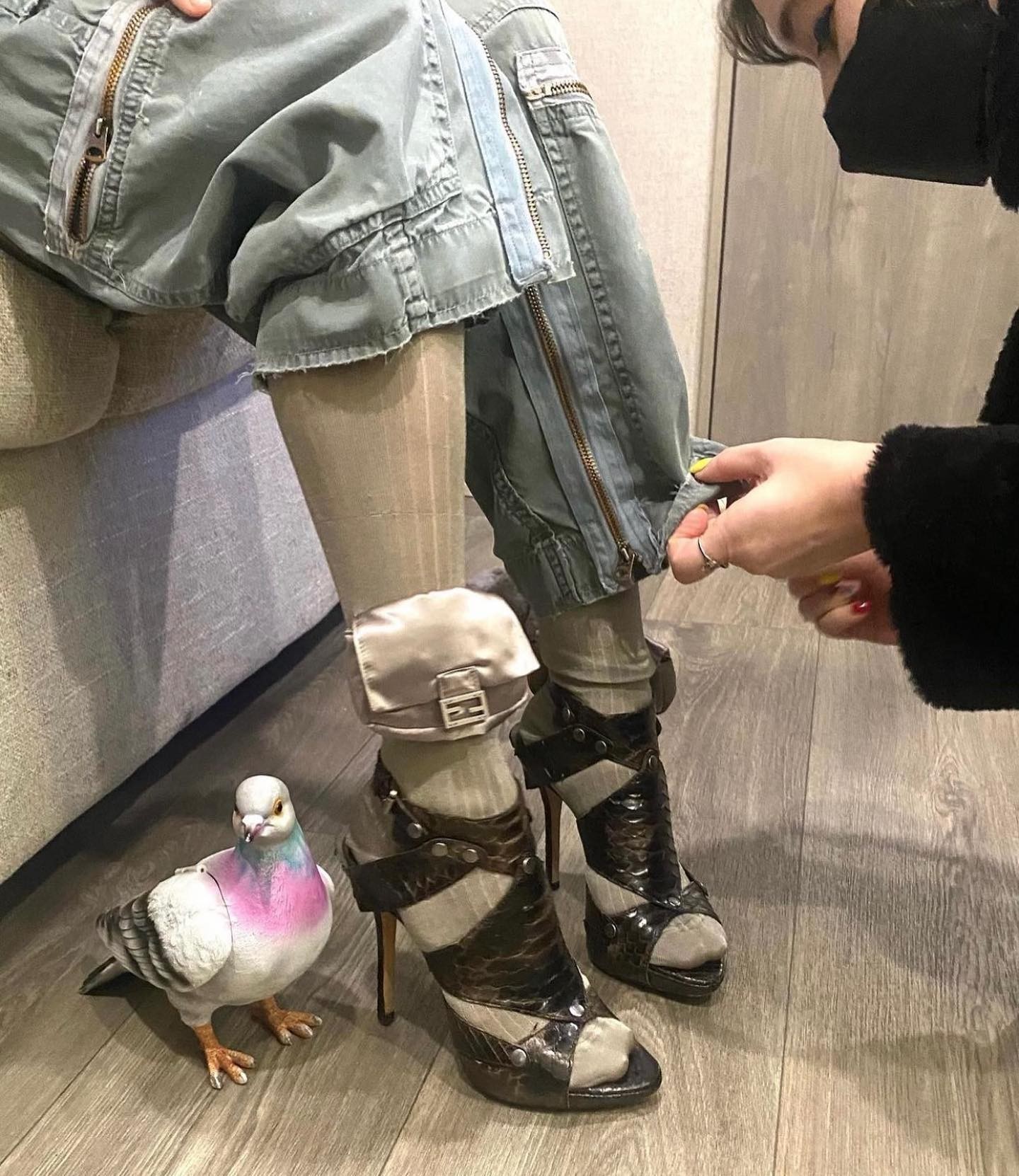 A personagem Carrie Bradshaw usa a clutch de pombo e a minibolsa Baguette, da fendi, no tornozelo  (Foto: Reprodução/Instagram Sarah Jessica Parker )
