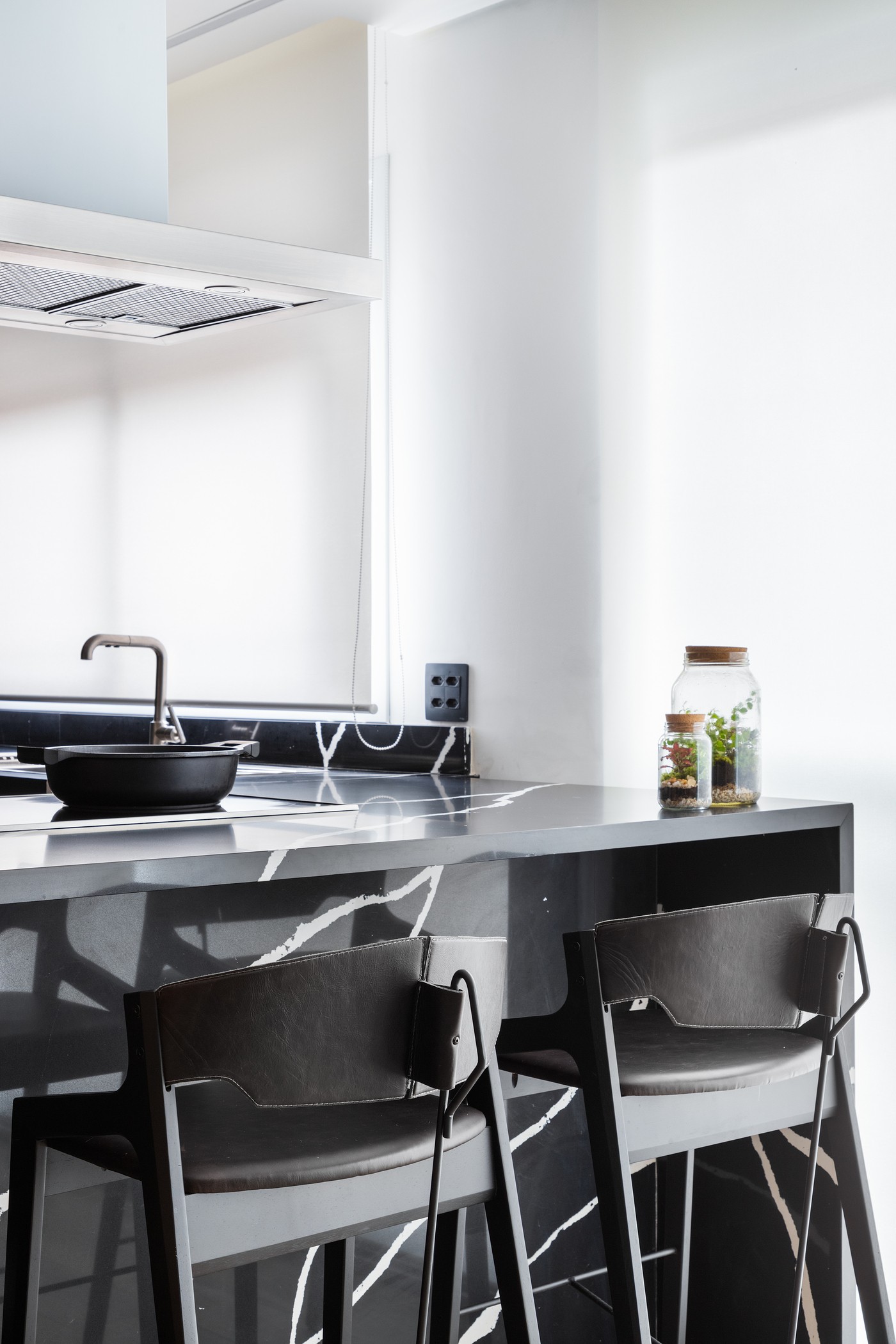Décor do dia: cozinha aberta com marcenaria preta e bancada de apoio (Foto: Fernando Crescenti)