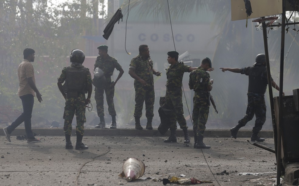 Militares patrulham área onde um veículo explodiu em Sri Lanka, no dia seguinte ao atentado que matou centenas no Domingo de Páscoa (21) — Foto: Eranga Jayawardena/AP Photo