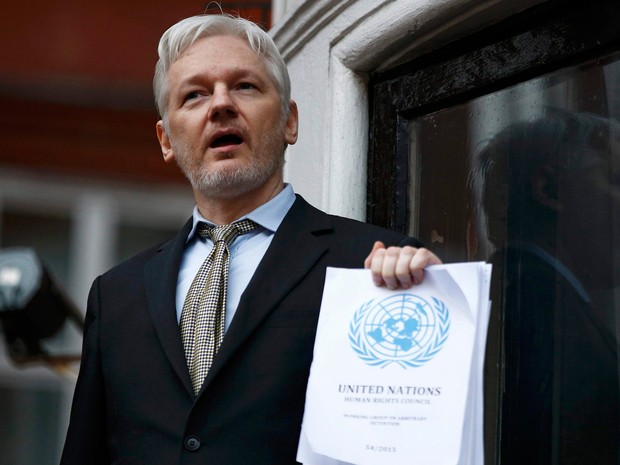 Assange em foto desta sexta-feira (5), quando comissão da ONU proferiu posição favorável a ele  (Foto: Reuters/Peter Nicholls)