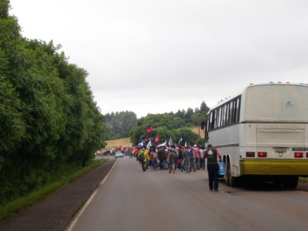 Grupo do MST caminha pela BR-158 em direção a fazenda de milho ocupada no RS (Foto: Divulgação/PRF)