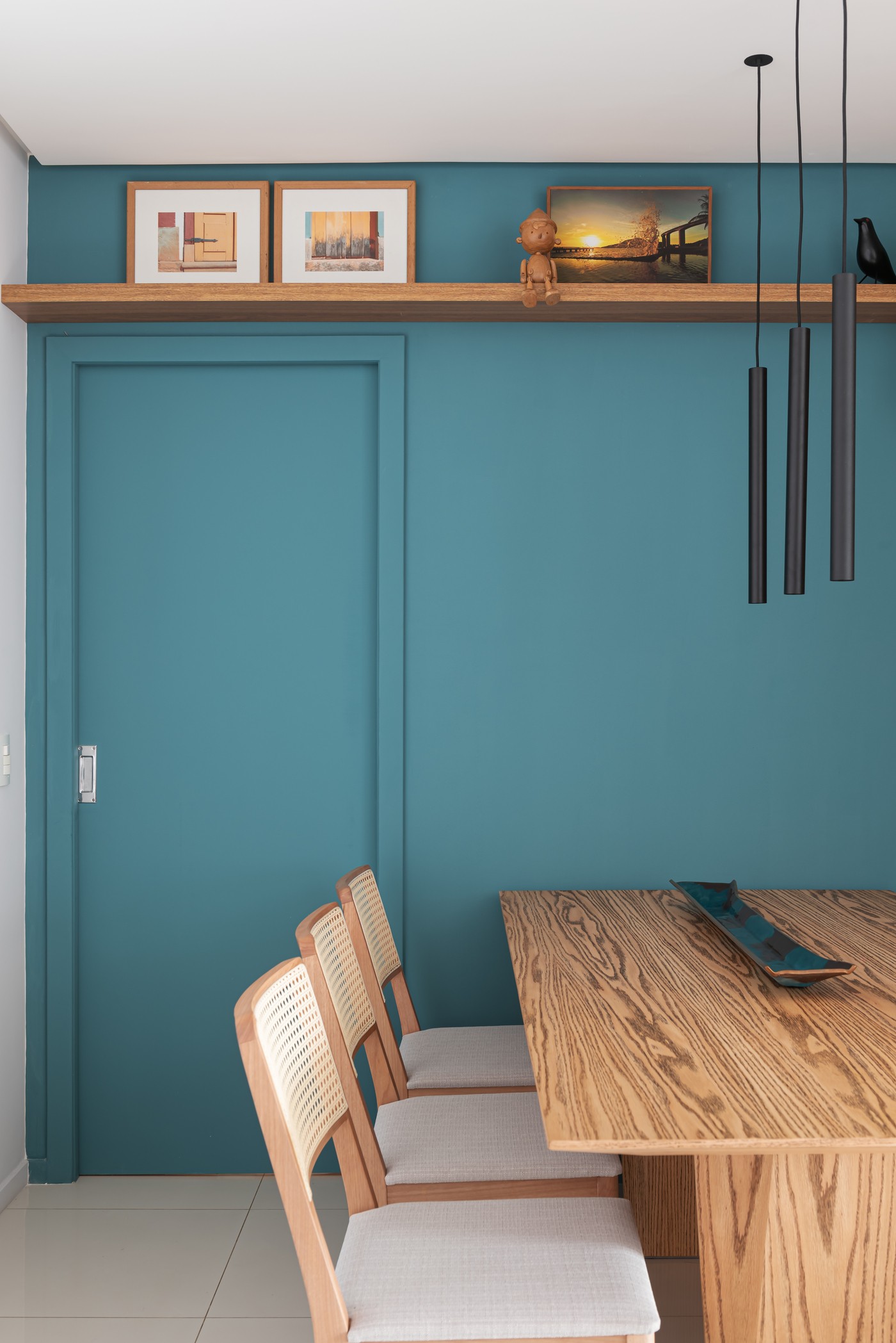 Décor do dia: sala de jantar pequena tem canto alemão e parede azul (Foto: Camila Santos)
