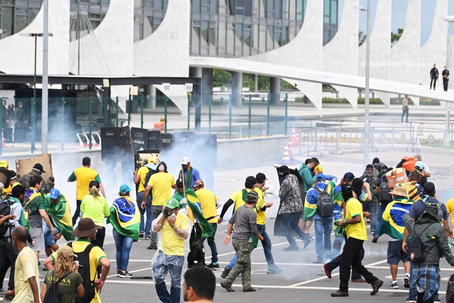 Confronto entre  bolsonaristas e agentes de segurança nos arredores do Palácio do Planalto