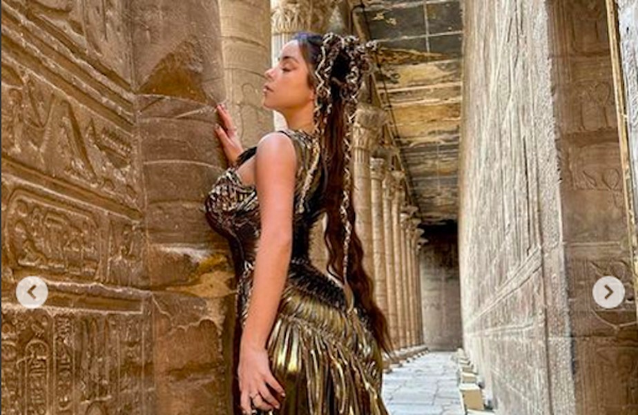 Demi Rose sensualizando em templo egípcio de 237 a.C.