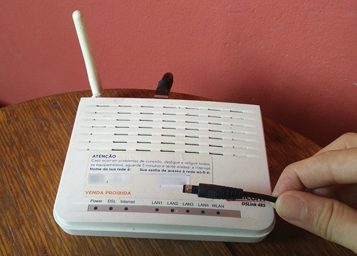 Desligue modem Wi-Fi e aguarde por até 30 segundos para tentar resolver NW-2-5 (Foto: Reprodução/Elson de Souza)