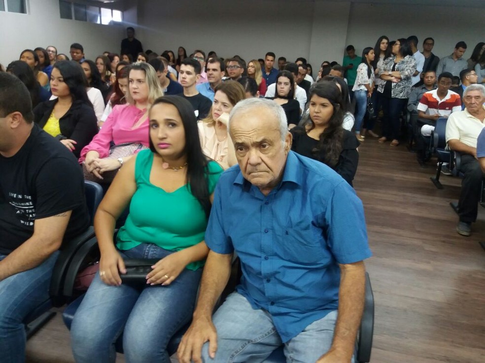 Pai de Giovanna Tenório, Lenivalton Lima e outras pessoas da família sentaram na primeira fila para acompanhar julgamento (Foto: Suely Melo/G1)