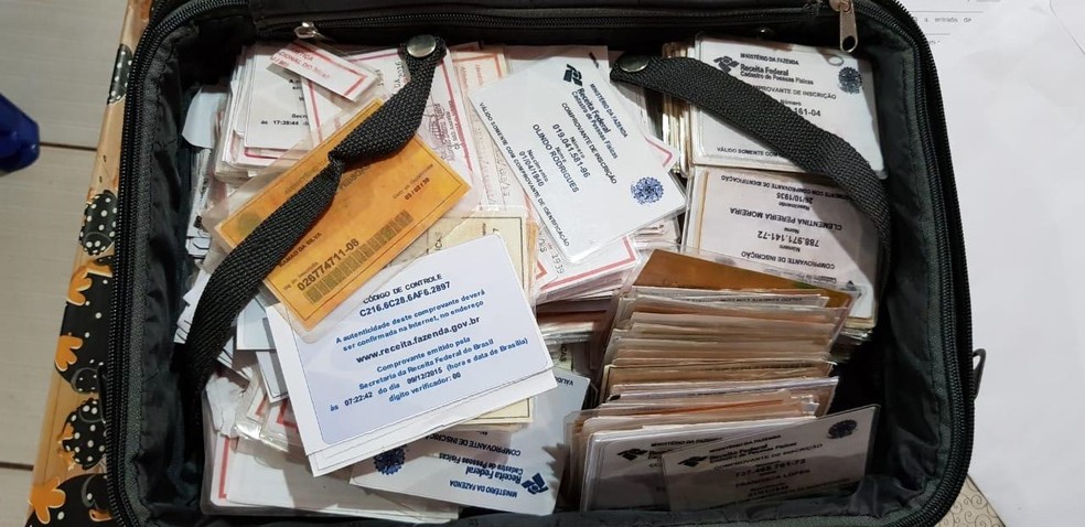 De acordo com a Polícia Federal, o homem usava os documentos falsificados para para cometer fraudes no Instituto Nacional de Seguro Social (INSS). — Foto: Polícia Federal/Divulgação