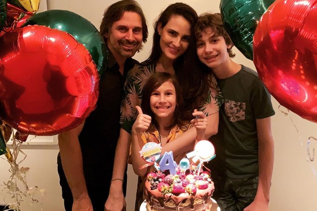 Fernanda Tavares comemora seus 40 anos com Murilo Rosa e os filhos, Lucas e Artur (Foto: Reprodução/Instagram)