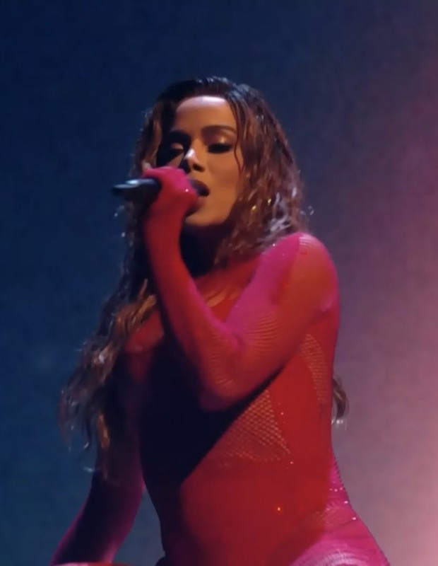 Anitta rebola em vídeo com calça Louis Vuitton que custa R$ 6.750 -  21/09/2019 - UOL Universa