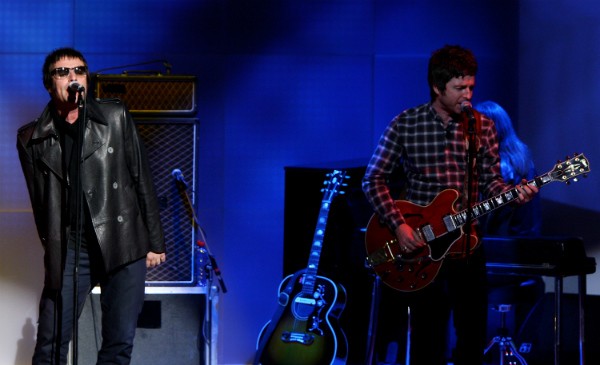 Noel e Liam Gallagher em uma apresentação do Oasis (Foto: Getty Images)